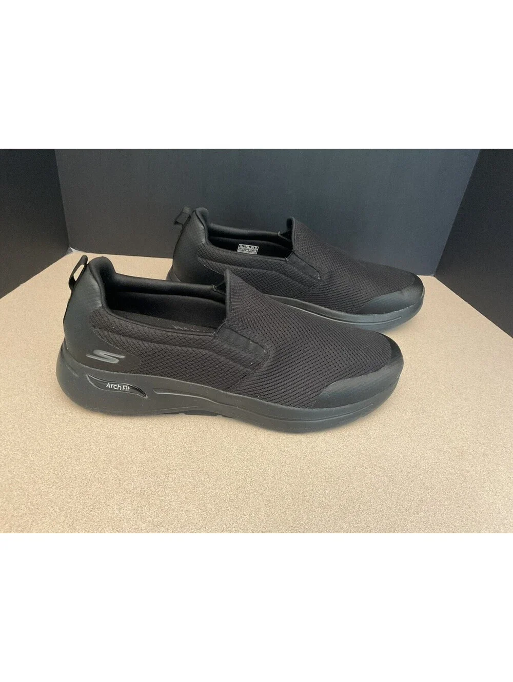 MENS SKECHERS GO WALK ARCH FIT-TOGPATH WALKING SHOES. SIZE 15-4E WIDE. NICE!